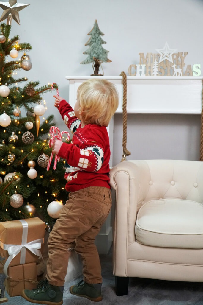 Kinderfotografie mit Weihnachtsbaum - Viktorias Blickwinkel